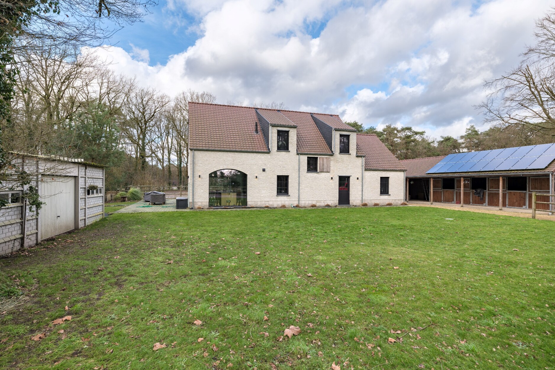 Villa met paardenstallen te Hechtel-Eksel