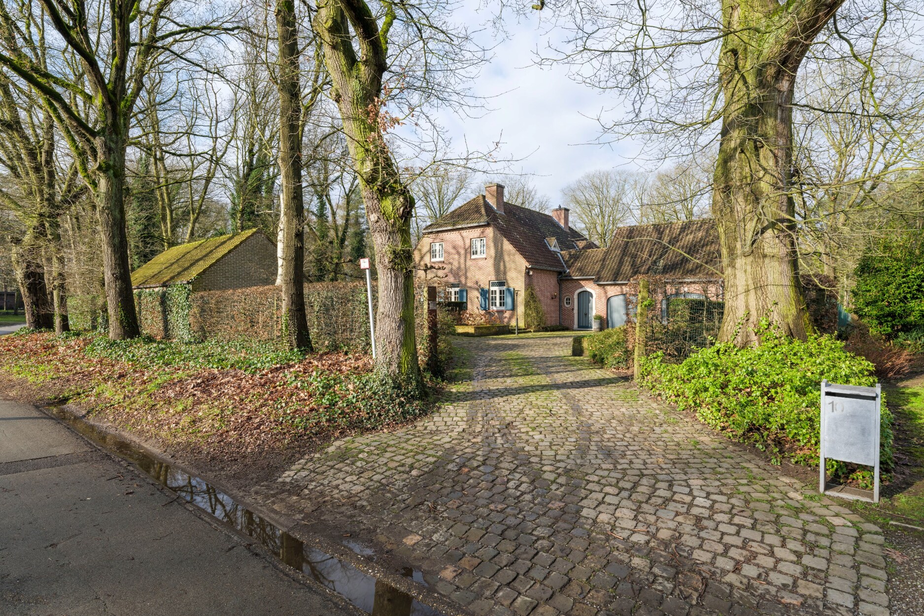 Stijlvol en uiterst degelijke villa gelegen op een prachtig groen perceel van 2930m2 te Meldert (Lummen).