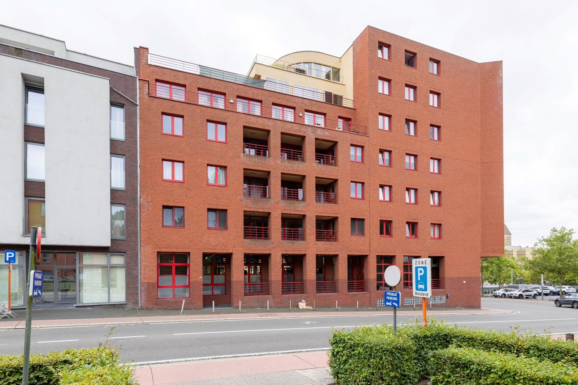 Ideaal gelegen en ruim 2 slpkm. appartement van 142m2  gelegen in het centrum van Genk.