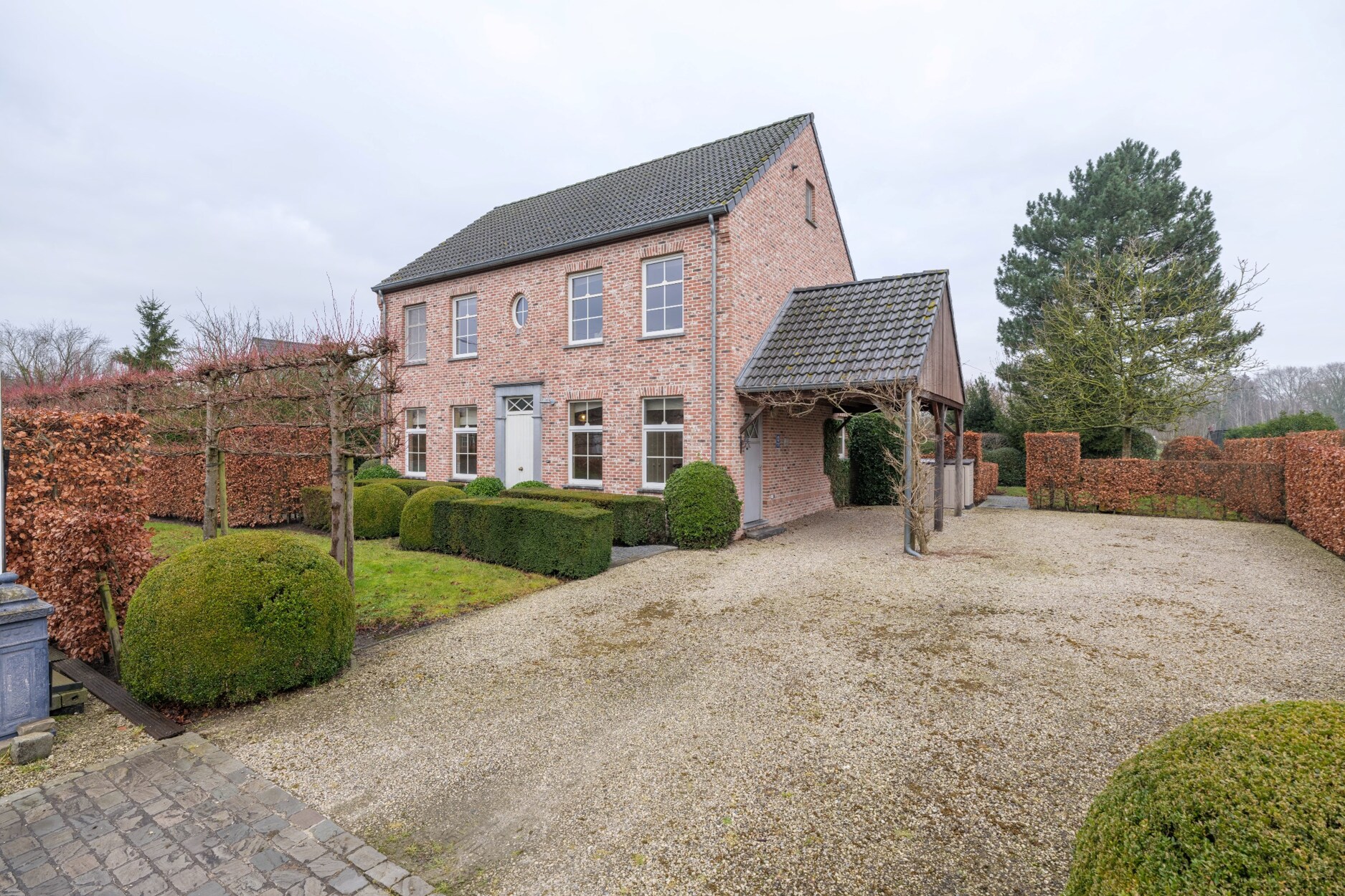 Villa in pastorijstijl met 5 slaapkamers op een landelijk gelegen perceel van 753m² te Schriek