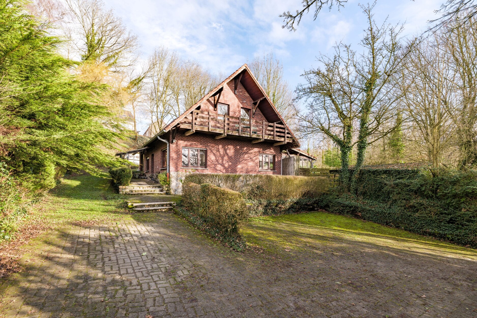 Gunstig gelegen woning met 3 slaapkamers op een perceel van 2045m²