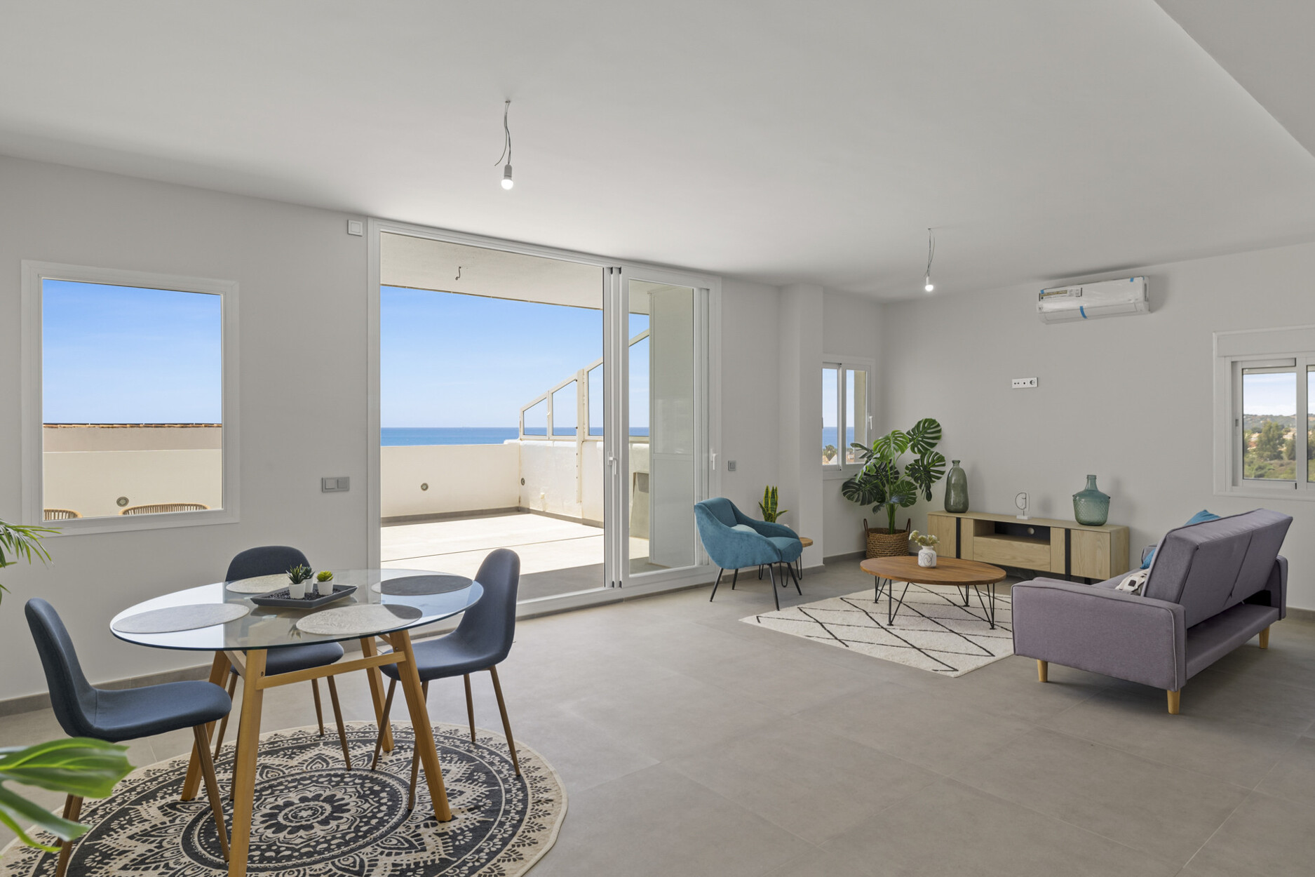 Spectaculair uitzicht en directe toegang tot het strand vanaf dit duplex penthouse in Estepona