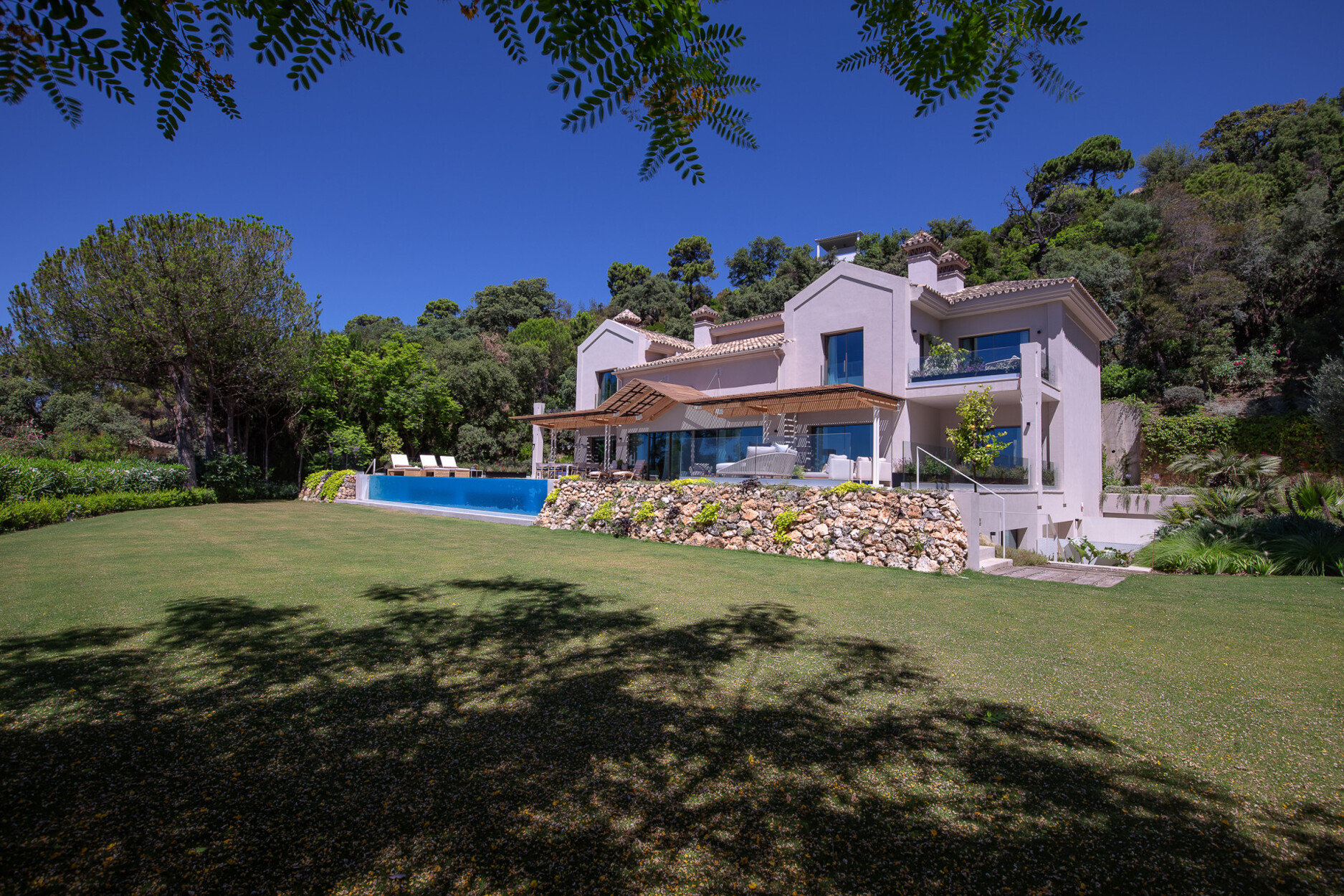 Prachtige villa in mediterraan-noordse stijl met spectaculair uitzicht op zee