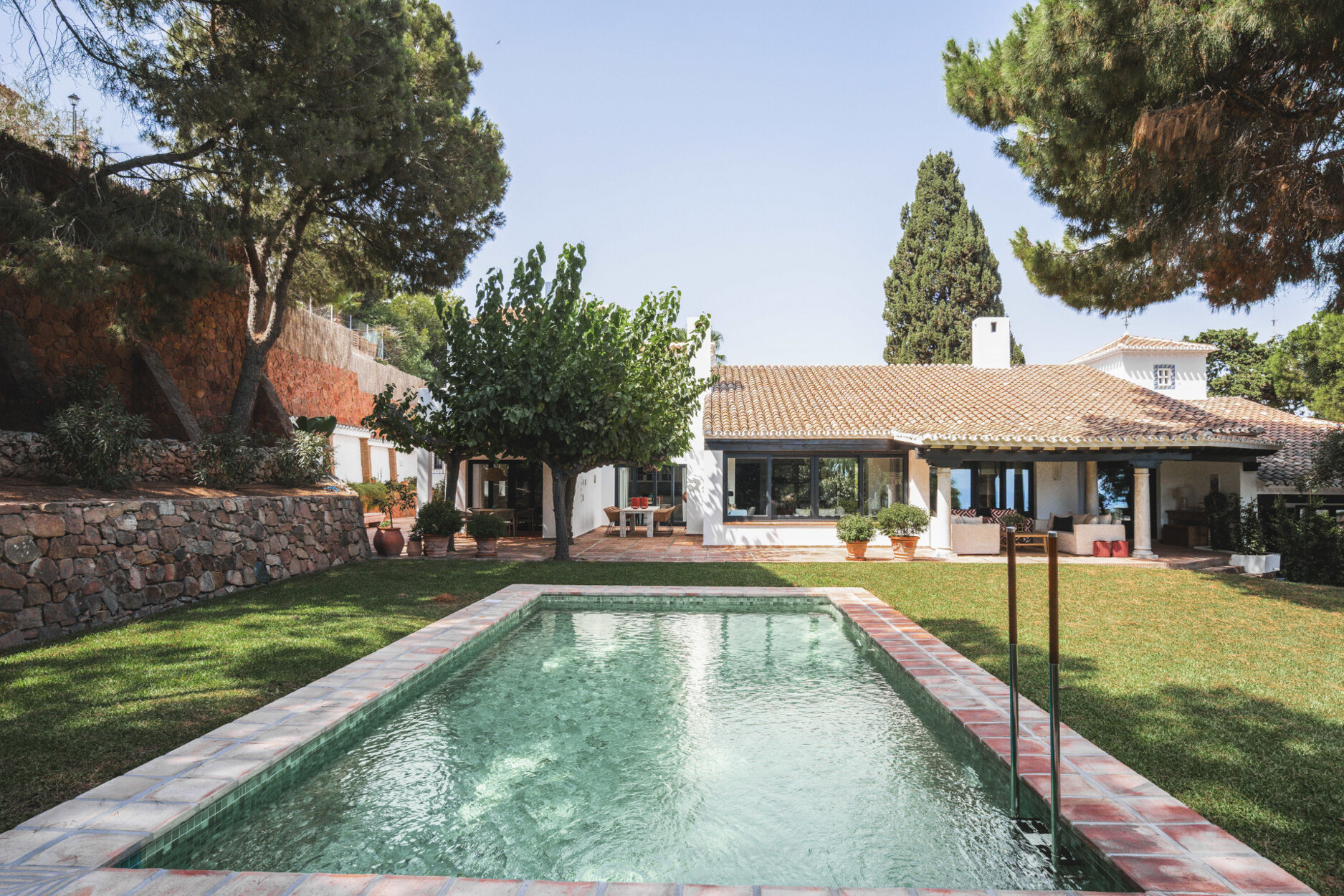 Charmante villa in Andalusische stijl, onlangs gerenoveerd, naast de El Candado golfbaan in Malaga East