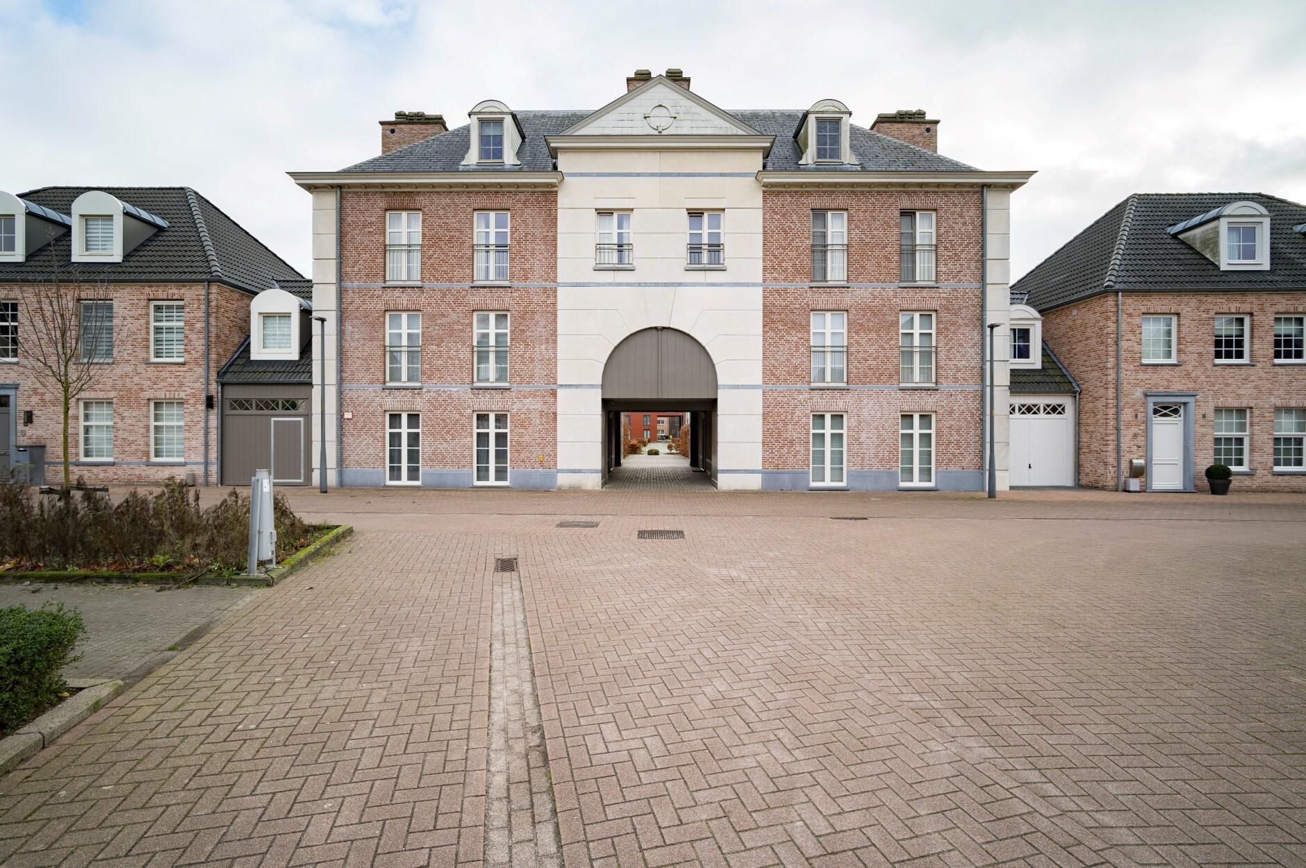 Verzorgd appartement in autoluwe straat met tuin, 2 slaapkamers en parkeermogelijkheden