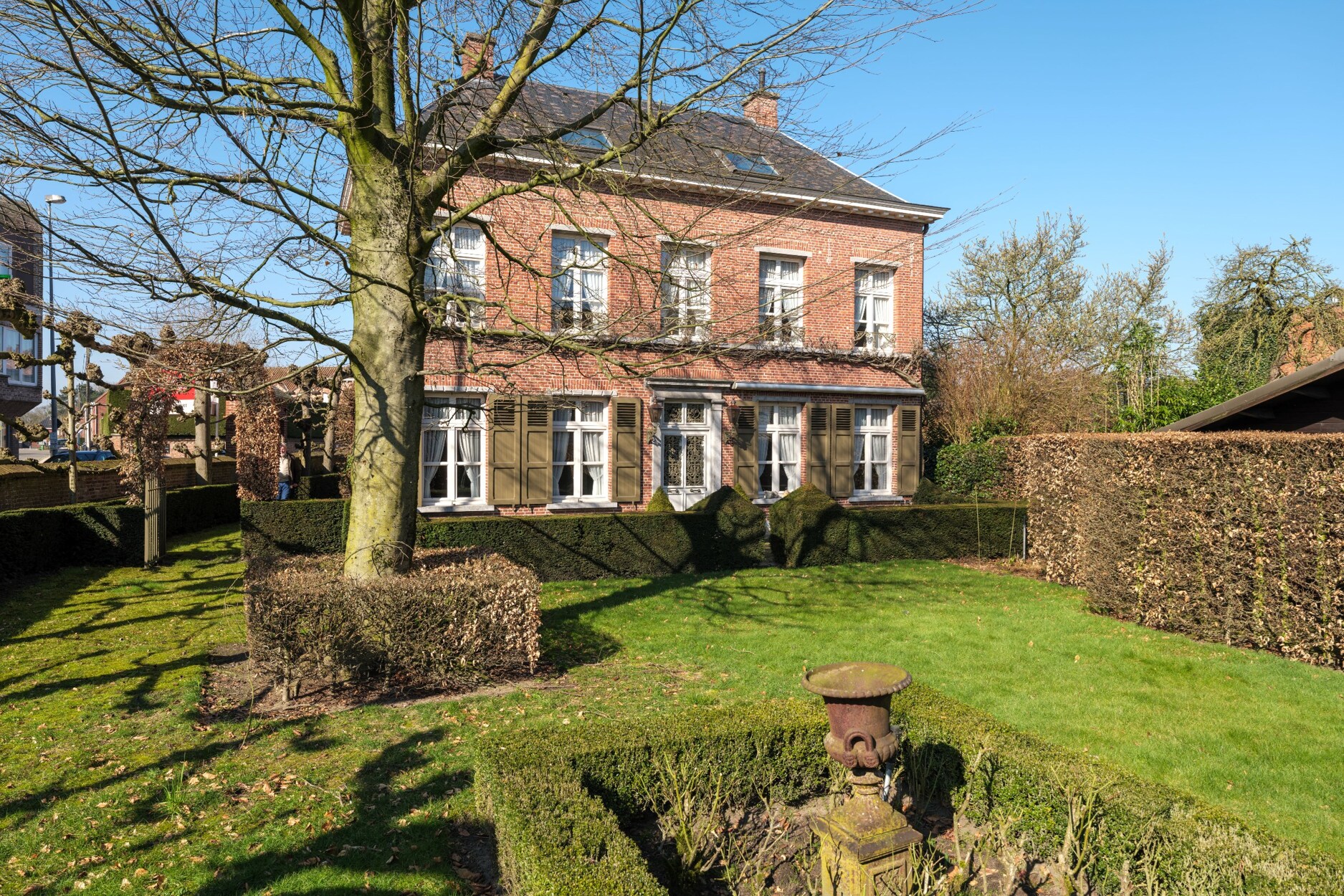 Charmante woning of eigendom voor beroepsdoeleinden gelegen in het centrum van Gierle!